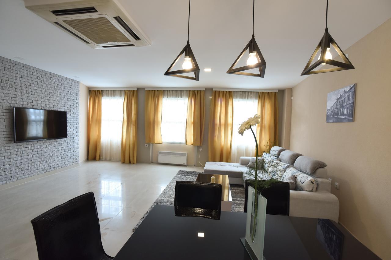 City Center Apartments Pirot Bagian luar foto